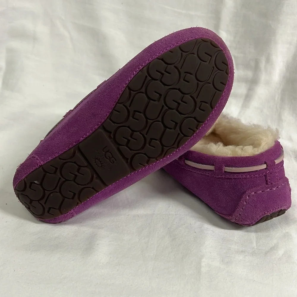 UGGS Slippers - Picture 3 of 5